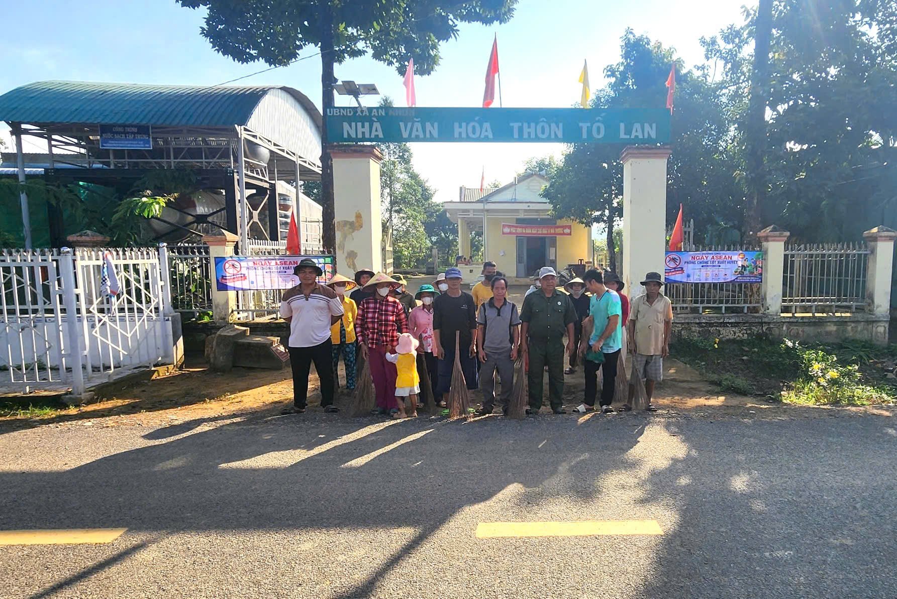 Các Thôn trên địa bàn xã Đạ Tẻh duy trì công tác ra quân vệ sinh môi trường vào ngày Chủ nhật tuần đầu của tháng