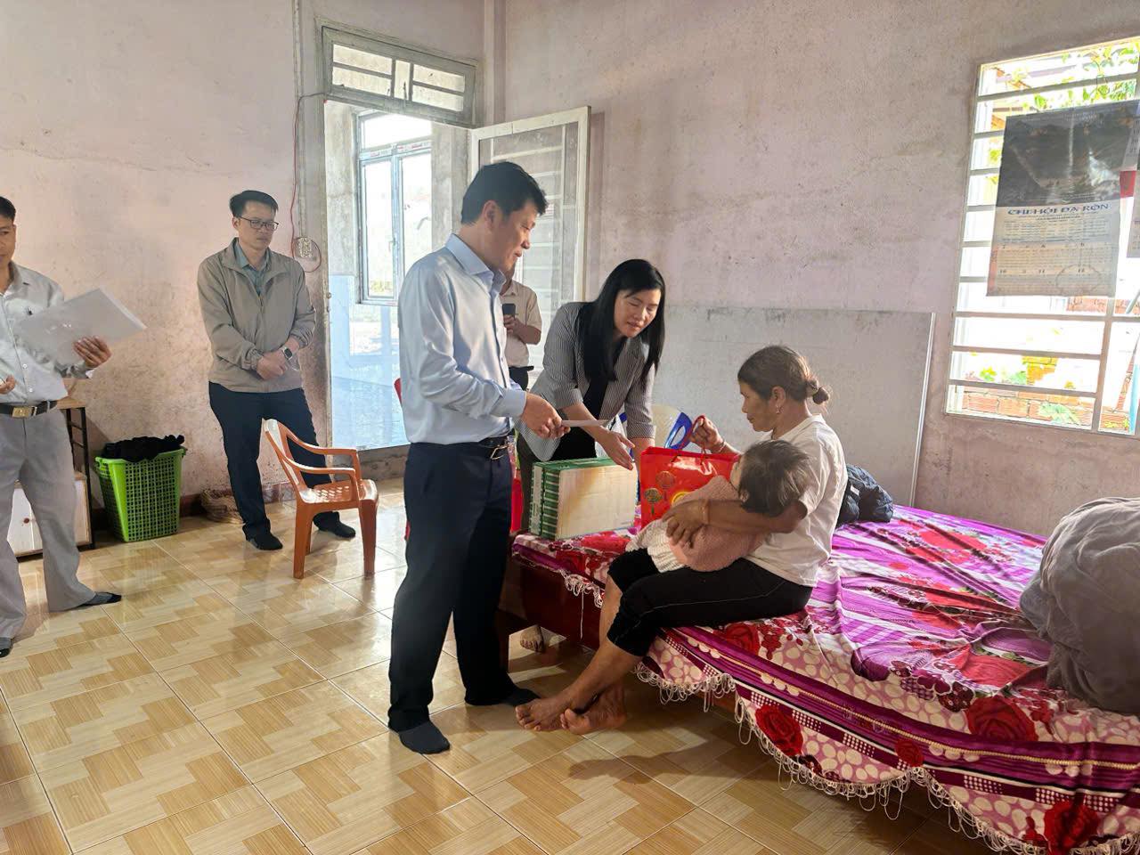 LÃNH ĐẠO XÃ ĐƠN DƯƠNG THĂM TẶNG QUÀ CHO TRẺ EM CÓ HOÀN CẢNH KHÓ KHĂN TRÊN ĐỊA BÀN XÃ ĐƠN DƯƠNG