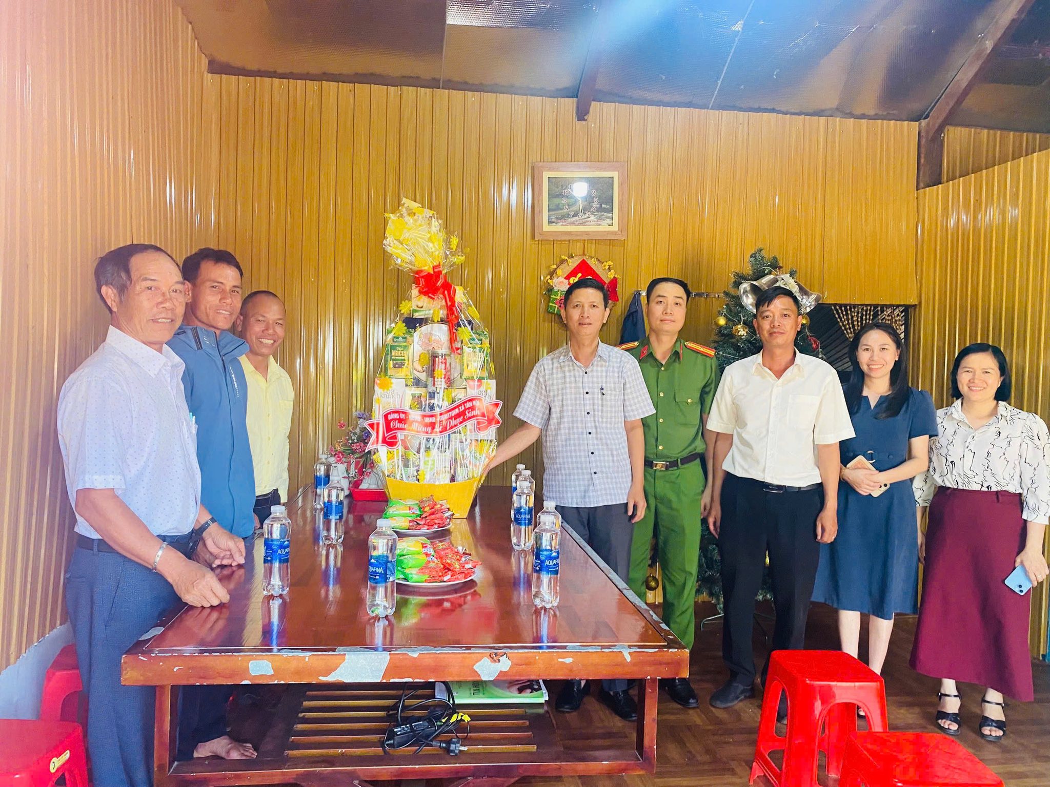 LÃNH ĐẠO XÃ TÂN HỘI THĂM VÀ CHÚC MỪNG LỄ PHỤC SINH NĂM 2026