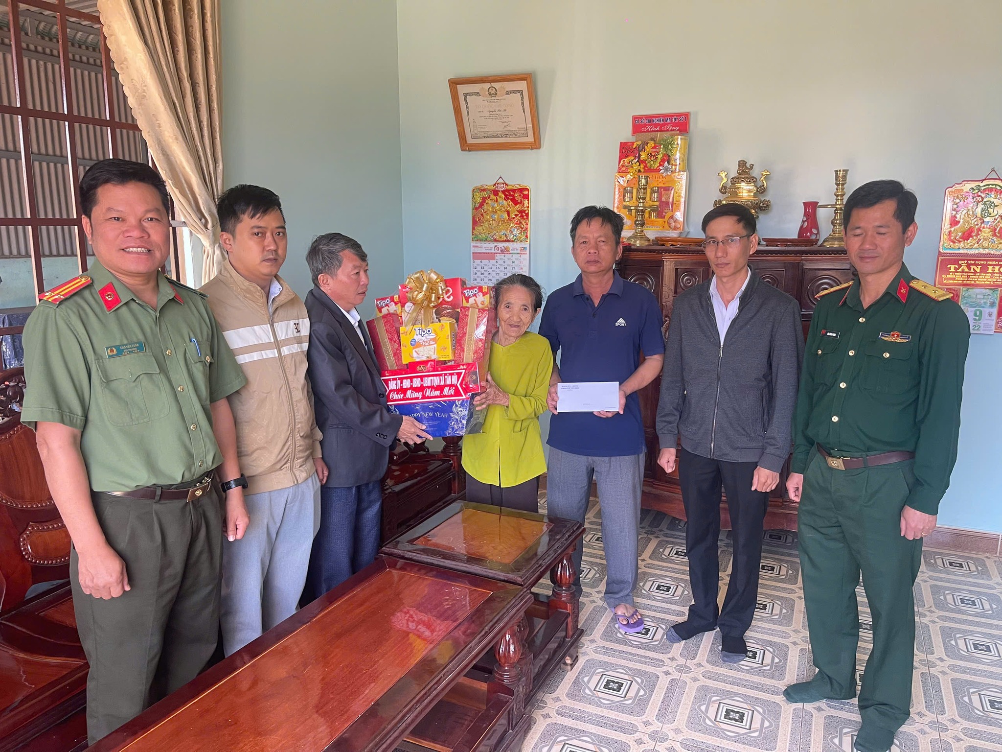 HOẠT ĐỘNG THĂM, CHÚC TẾT CÁC CƠ QUAN, ĐƠN VỊ TRỰC TẾT, BAN NHÂN DÂN CÁC THÔN VÀ NGƯỜI CÓ CÔNG, GIA ĐÌNH CHÍNH SÁCH CỦA ĐẢNG ỦY – UBND – HĐND – ỦY BAN MTTQ VIỆT NAM XÃ TÂN HỘI 