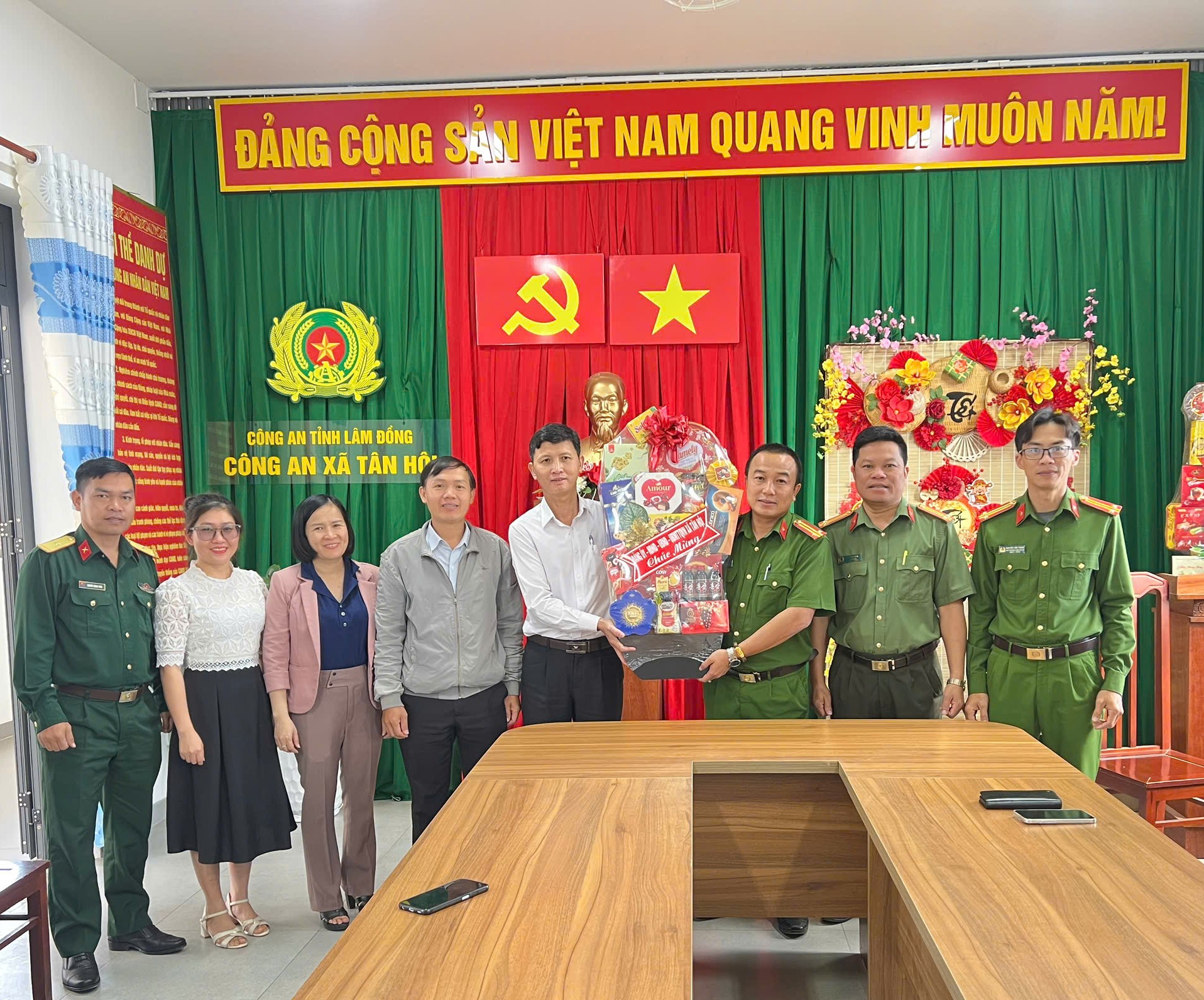 ĐẢNG ỦY – UBND – HĐND – ỦY BAN MTTQ VIỆT NAM xã Tân Hội tổ chức thăm, chúc tết các cơ quan, đơn vị trực tết, ban nhân dân các thôn và người có công, gia đình chính sách