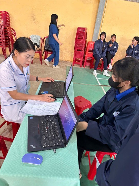 TRẠM Y TẾ XÃ ĐƠN DƯƠNG TỔ CHỨC KHÁM SỨC KHỎE CHO HỌC SINH TẠI TRUNG TÂM GIÁO DỤC THƯỜNG XUYÊN