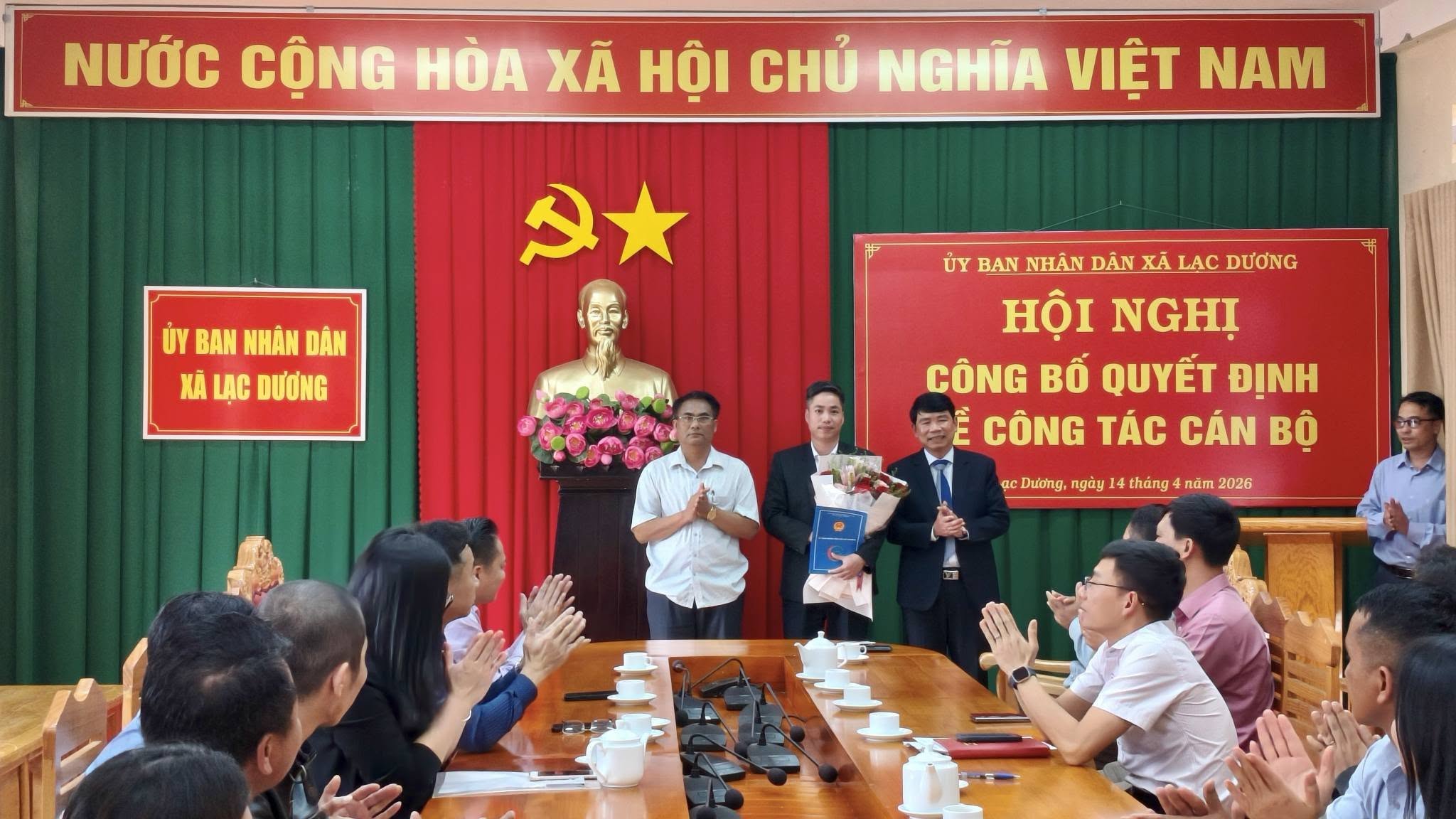 UBND xã Lạc Dương công bố và trao quyết định về công tác cán bộ.