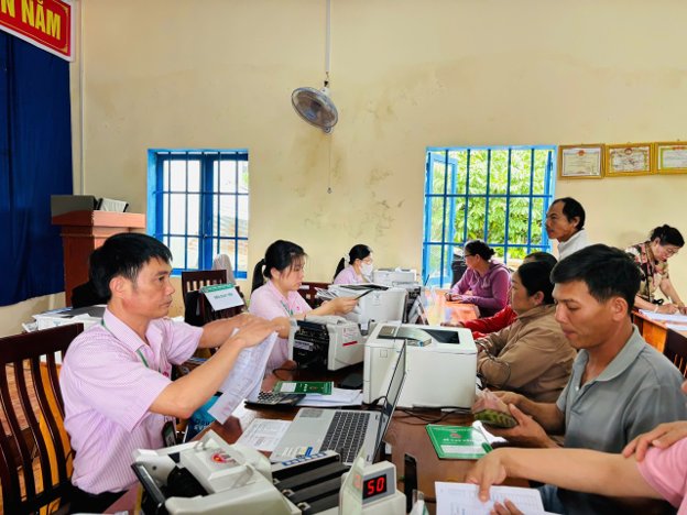 GIẢI NGÂN KỊP THỜI NGUỒN VỐN TÍN DỤNG CHÍNH SÁCH CHO  HỌC SINH, SINH VIÊN TẠI ĐIỂM GIAO DỊCH BẢO LỘC 3