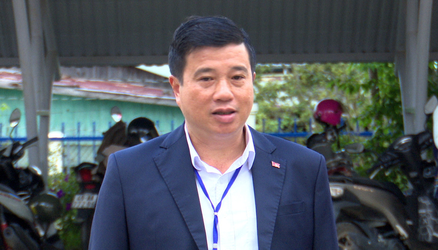 Bí thư Tỉnh ủy Y Thanh Hà Niê Kđăm kiểm tra công tác bầu cử tại xã Lạc Dương.