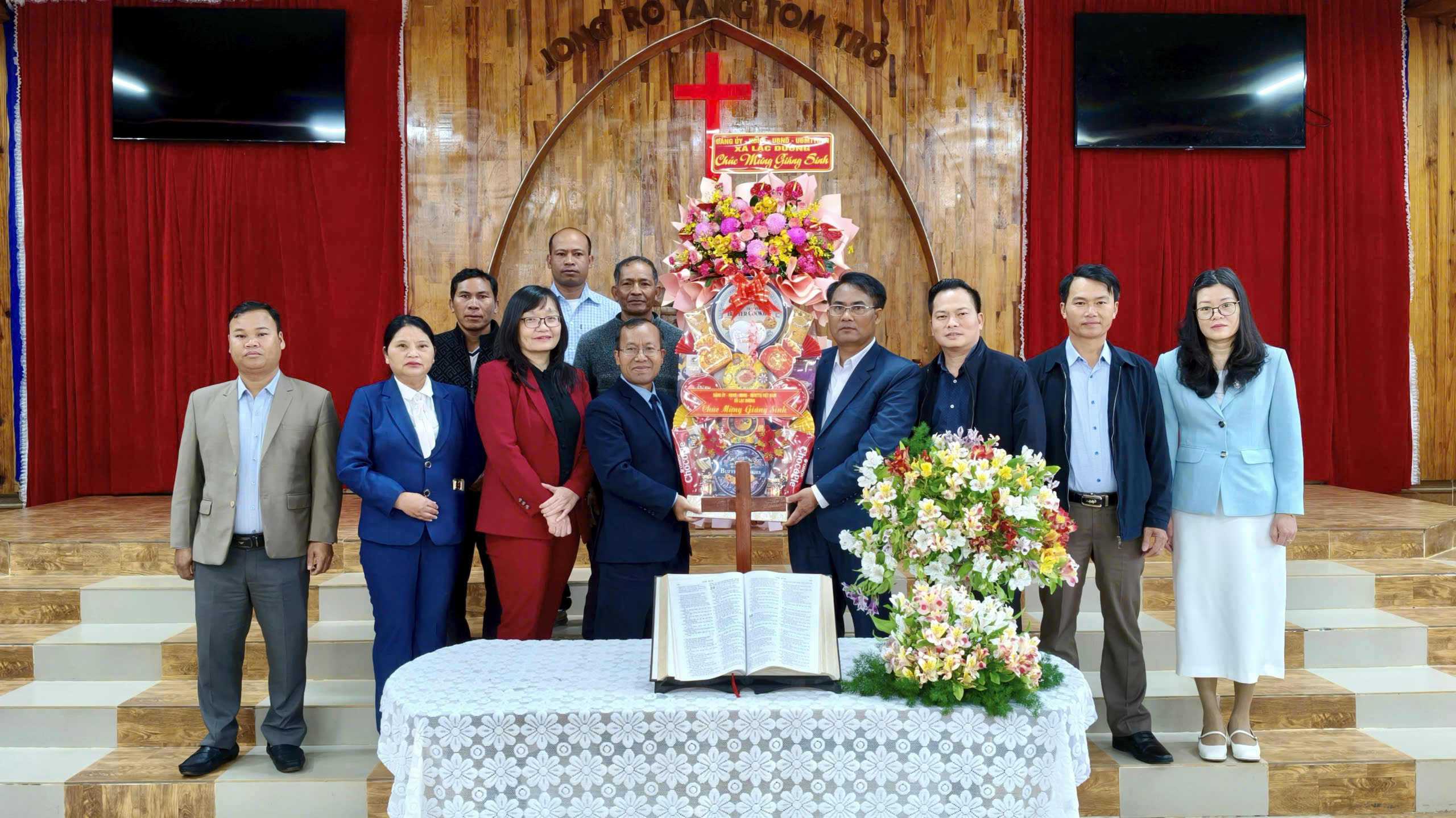 Lãnh đạo xã Lạc Dương thăm hỏi, tặng quà giáng sinh tại các cơ sở tôn giáo trên địa bàn