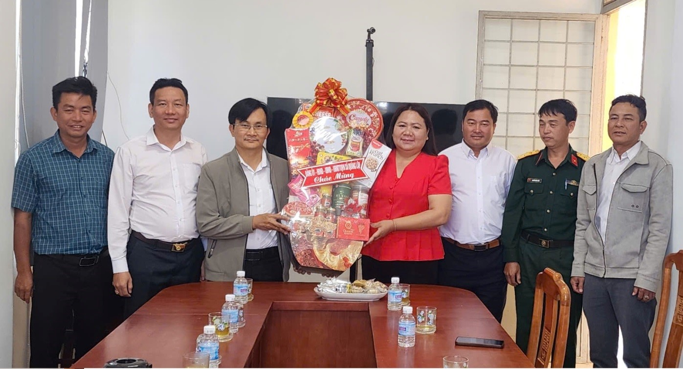 LÃNH ĐẠO XÃ QUẢNG LẬP THĂM, CHÚC TẾT XÃ TÀ NĂNG