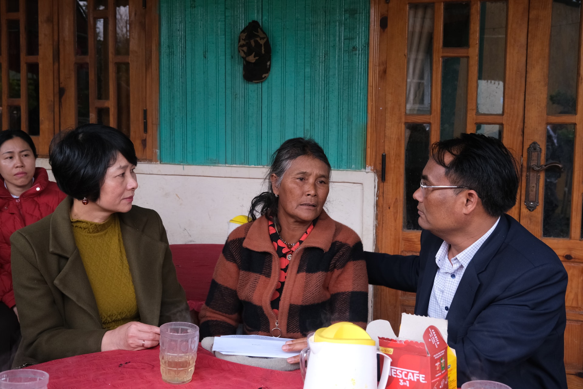 Phó Bí thư Tỉnh ủy Lâm Đồng Phạm Thị Phúc thăm và hỗ trợ gia đình các nạn nhân thiệt mạng do thiên tai tại Lạc Dương