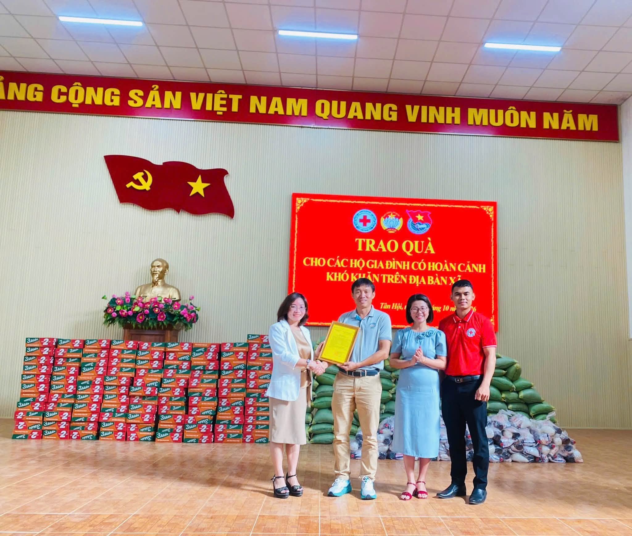 Hội Chữ thập đỏ xã Tân Hội tổ chức chương trình trao tặng 100 suất quà cho các hộ gia đình có hoàn cảnh khó khăn trên địa bàn xã