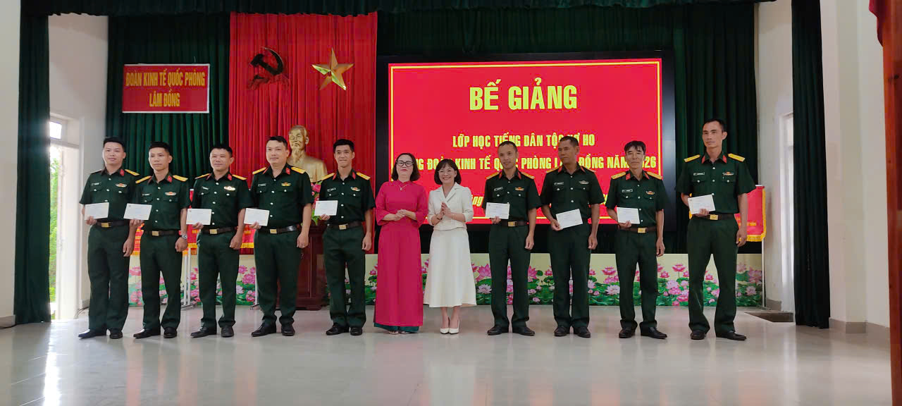 TRAO CHỨNG CHỈ TIẾNG DÂN TỘC KƠ HO TẠI HỘI NGHỊ BẾ GIẢNG LỚP HỌC TIẾNG DÂN TỘC KƠ HO TRONG ĐOÀN KINH TẾ - QUỐC PHÒNG LÂM ĐỒNG NĂM 2025